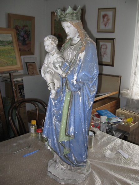  figurka Matki Boskiej z przydrożnej kapliczki w Charzykowach stan przed renowacją
