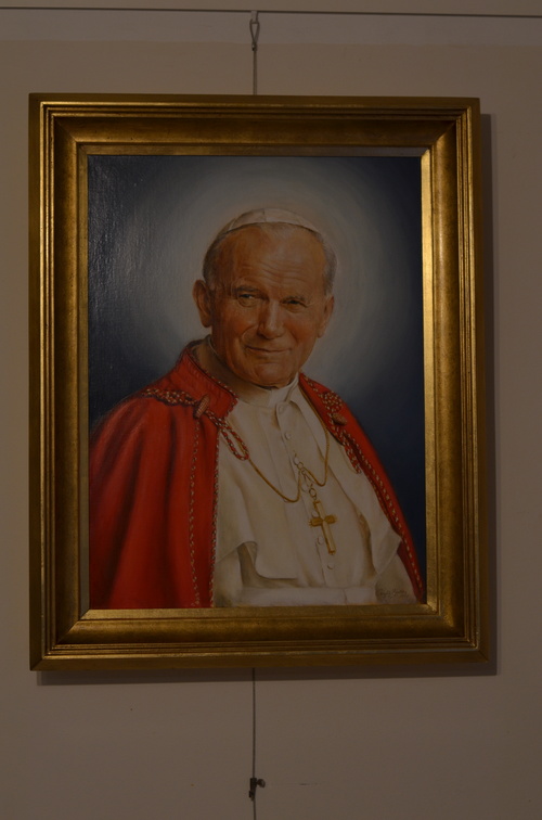 trzeci portret  olejny św. Jana Pawła II w ramie kasetonowej drewnianej zdobionej płatkami szlagmetalu.JPG