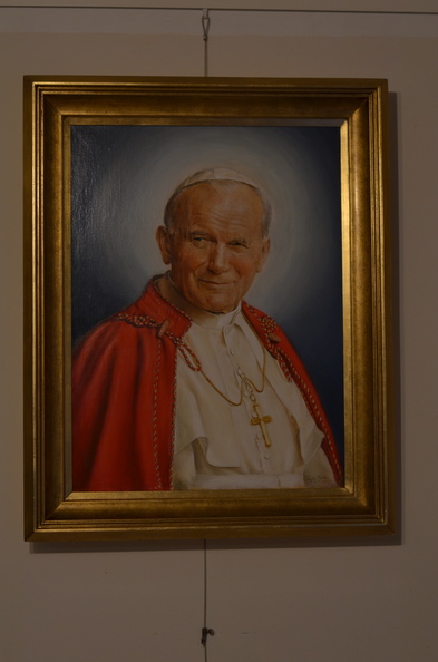 3 /  portret  olejny św. Jana Pawła II w ramie kasetonowej drewnianej zdobionej płatkami szlagmetalu