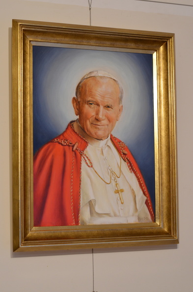 3 /  portret  olejny św. Jana Pawła II w ramie kasetonowej drewnianej zdobionej płatkami szlagmetalu (2)