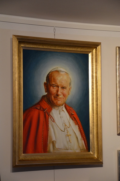  1/ portret św.Jan Paweł II , obraz w ramie kasetonowej zdobionej płatkami szlagmetalu