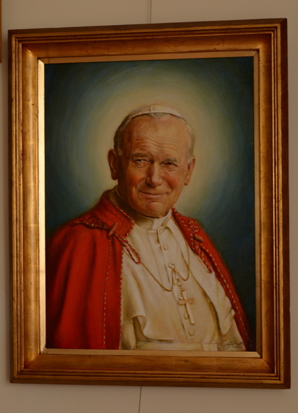 2/ portret św. Jan Paweł II , obraz w ramie kasetonowej zdobionej płatkami szlagmetalu