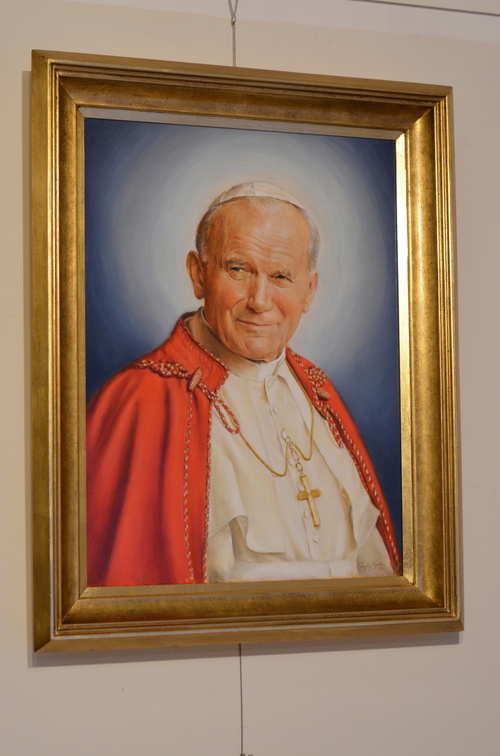 trzeci portret  olejny św. Jana Pawła II w ramie kasetonowej drewnianej zdobionej płatkami szlagmetalu (2).JPG