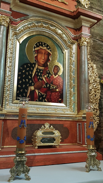 VIII/ kopia Ikony Jasnogórskiej umieszczona w zabytkowym ołtarzu w kościele w Wylatowie